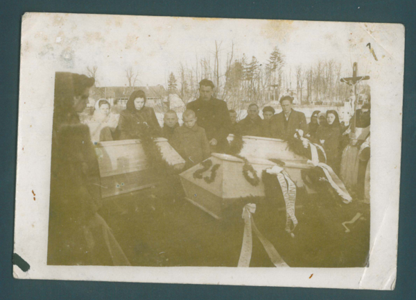 Turbūt vienintelė išlikusi laidotuvių nuotrauka, 1946-11-18