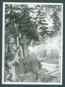 Irena Žolpytė prie tėvų ir sesers kapo