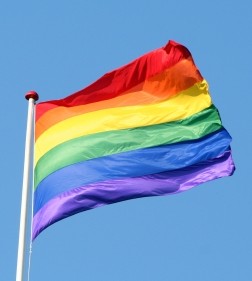 Aukštai iškelta LGBT vėliava