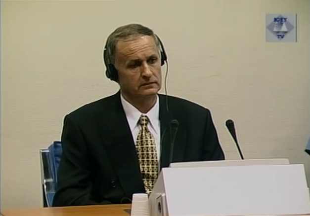 Radislav Krstić klausosi nuosprendžio Jugoslavijos tribunole, 2001 m. rugpjūčio 2 d.